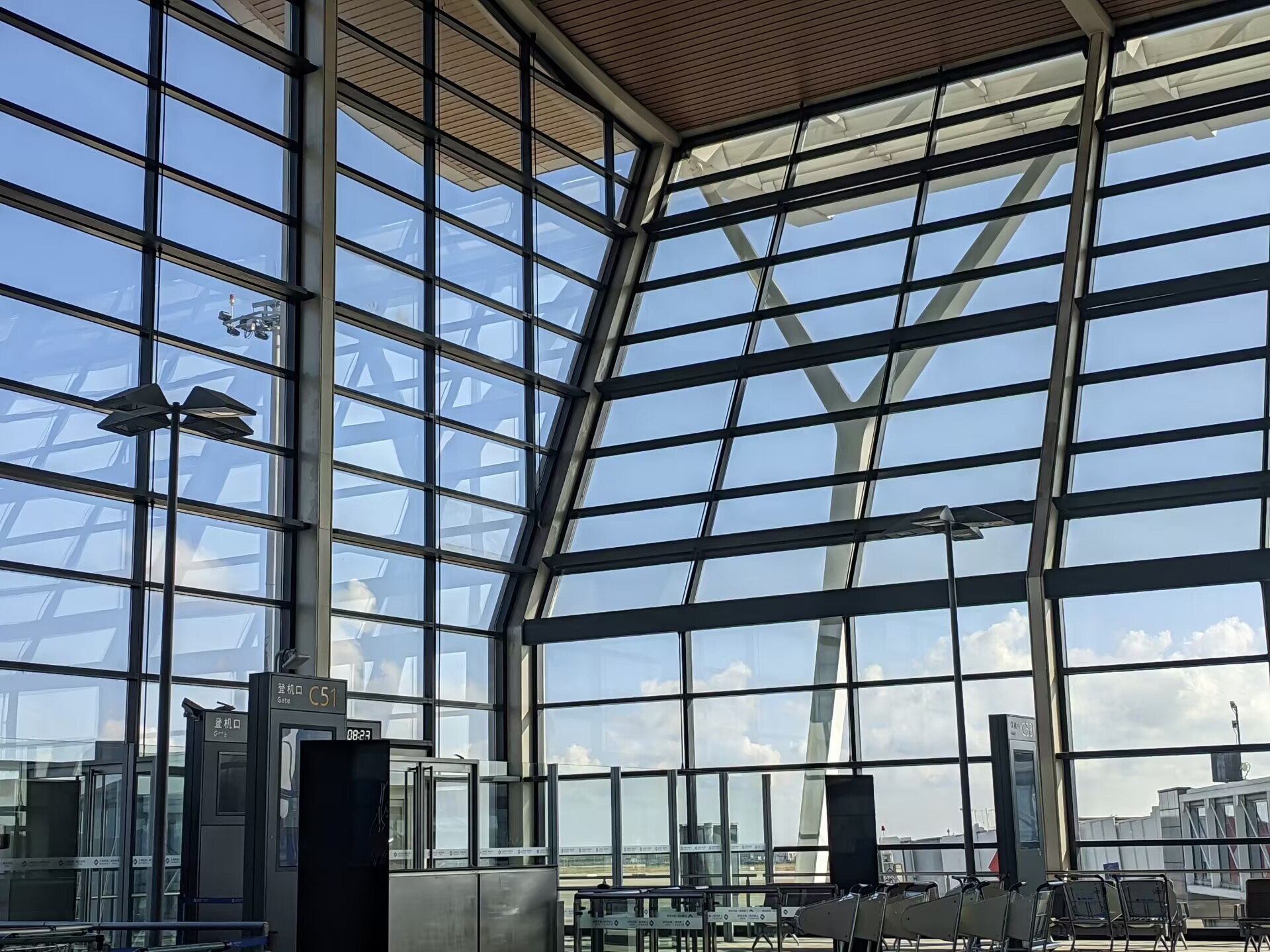 The Shaky Ladder: 1999 Higher Education Expansion and Political Opinions in China